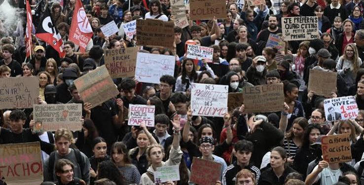 Francia vive este martes una jornada de lucha histórica: movilizaciones, barricadas y la Marsellesa y la Internacional en los altavoces