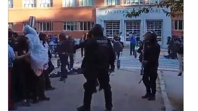 La policía carga contra los estudiantes en el Campus universitario; hay heridos y detenidos (Video)