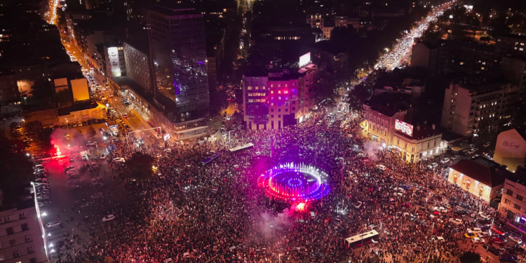 SERBIA. Lista de Estudiantes: movimiento «sin líderes» logró triunfo histórico tras 14 años de gobierno nacionalista