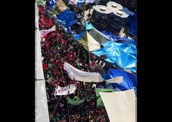 Los profesores y alumnos en huelga han estado en la acampada por el derecho a la vivienda