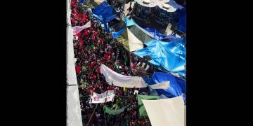 Los profesores y alumnos en huelga han estado en la acampada por el derecho a la vivienda