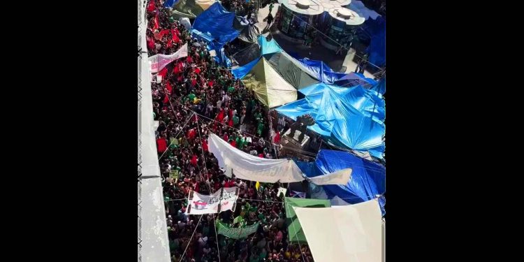 Los profesores y alumnos en huelga han estado en la acampada por el derecho a la vivienda