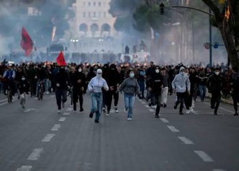 ALBANIA también arde; se cansaron de las movilizaciones pacíficas que no consiguieron nada