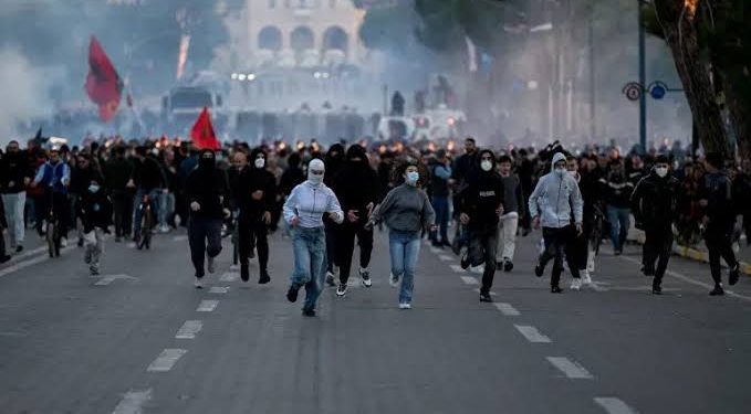 ALBANIA también arde; se cansaron de las movilizaciones pacíficas que no consiguieron nada