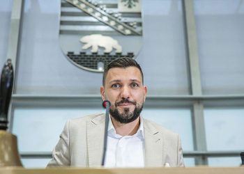 Una imagen para la historia: un nazi presidiendo un parlamento regional (octubre 2026)