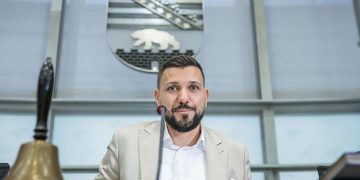 Una imagen para la historia: un nazi presidiendo un parlamento regional (octubre 2026)